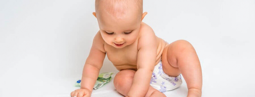 Baby spielt mit Geld