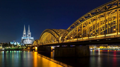 Köln bei Nacht beleuchtet