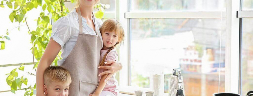 Junge Frau mit Kindern in der Küche