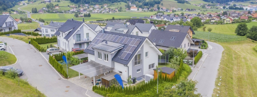 Neubau mit Solaranlage in einem Neubaugebiet