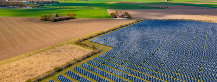 Solarmodule auf Agrarland in Niedersachsen zur Förderung erneuerbarer Energien