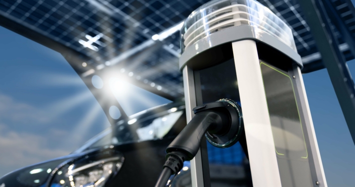 Elektroauto lädt an Station mit Solarpanelen - umweltfreundliche Energie von Cornelius Ober GmbH