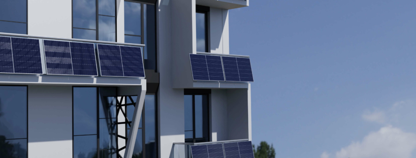 Photovoltaik-Balkonkraftwerk an Mehrfamilienhaus