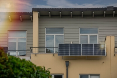 Balkonsolaranlage an einem städtischen Apartmentgebäude als Beispiel für erneuerbare Energien im urbanen Raum
