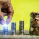 Finanzielle Kontinuität bei Energieberatungsförderung - Münzen symbolisieren stabile Investition in Effizienz