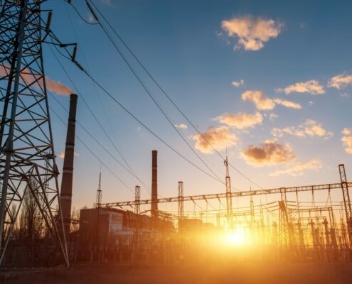 Industrie- und Energieanlagen bei Sonnenuntergang