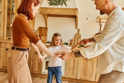 Familie plant Sanierung einer Bestandsimmobilie mit dem KfW-Programm „Jung kauft Alt“ und günstigen Förderkrediten