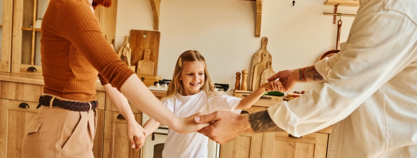 Familie plant Sanierung einer Bestandsimmobilie mit dem KfW-Programm „Jung kauft Alt“ und günstigen Förderkrediten