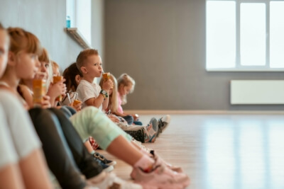 Gruppe von Kindern in einer Kita während der Pause, potenzieller Empfänger von Fördermitteln für energieeffiziente Umbauten.