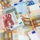 Mehrere Euro-Banknoten, symbolisch für Steuerersparnisse bei einer energetischen Sanierung