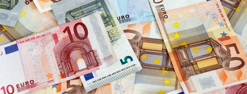 Mehrere Euro-Banknoten, symbolisch für Steuerersparnisse bei einer energetischen Sanierung