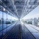 Industriegebäude mit Solarpaneelen auf dem Dach, Glasfassaden und nachhaltiger Gebäudetechnik zur Energieeinsparung